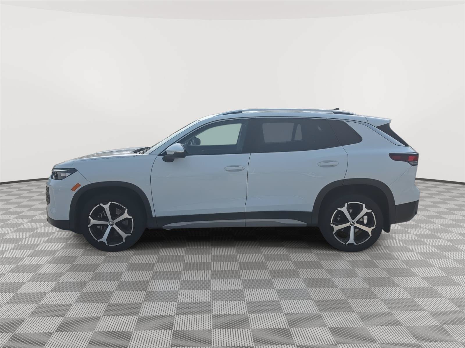 Certified 2025 Volkswagen Tiguan SE AWD/4WD image 5