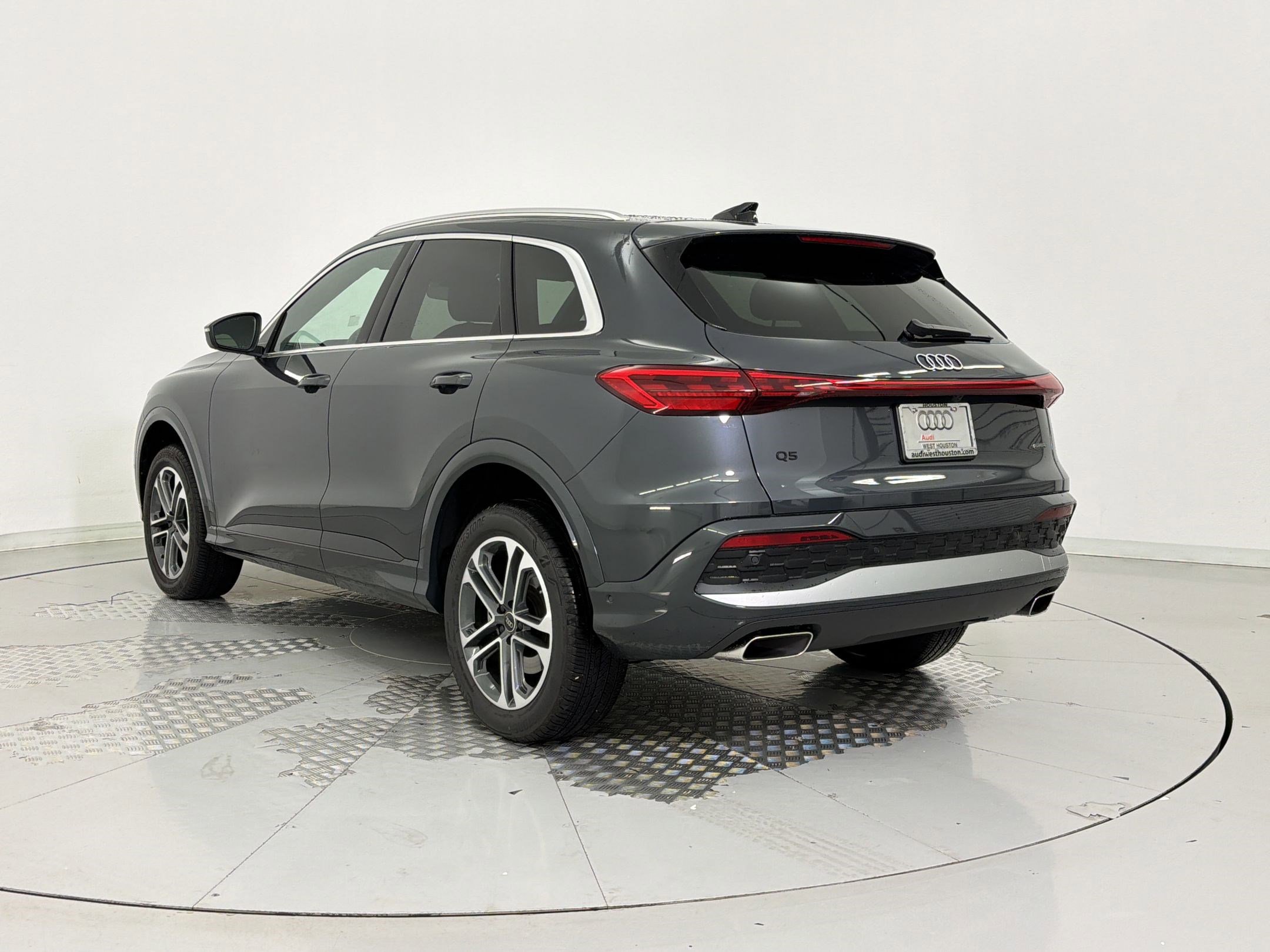 Used 2025 Audi Q5 Premium w/ Convenience Package AWD/4WD image 3