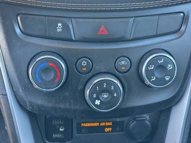 Used 2022 Chevrolet Trax LT w/ LT Convenience Package image 19