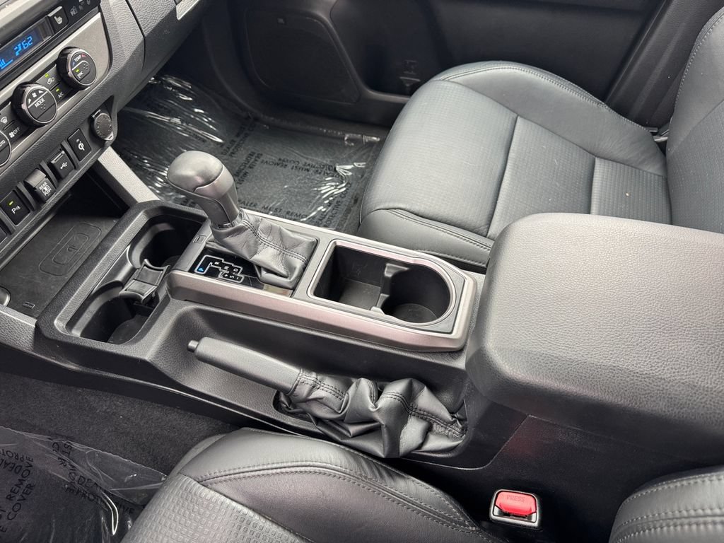 Certified 2022 Toyota Tacoma Limited AWD/4WD image 26