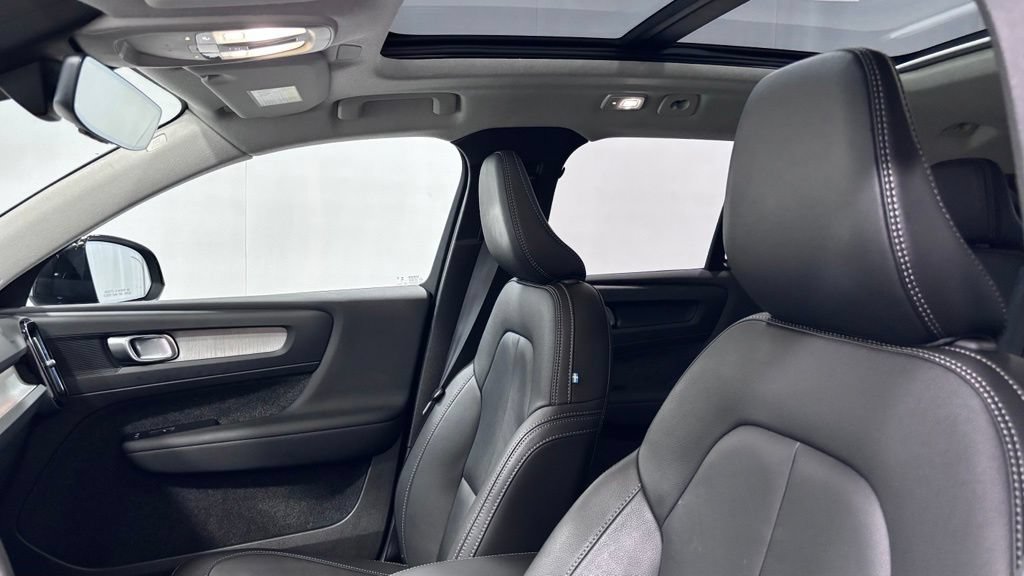 Certified 2025 Volvo XC40 B5 Plus AWD/4WD image 12
