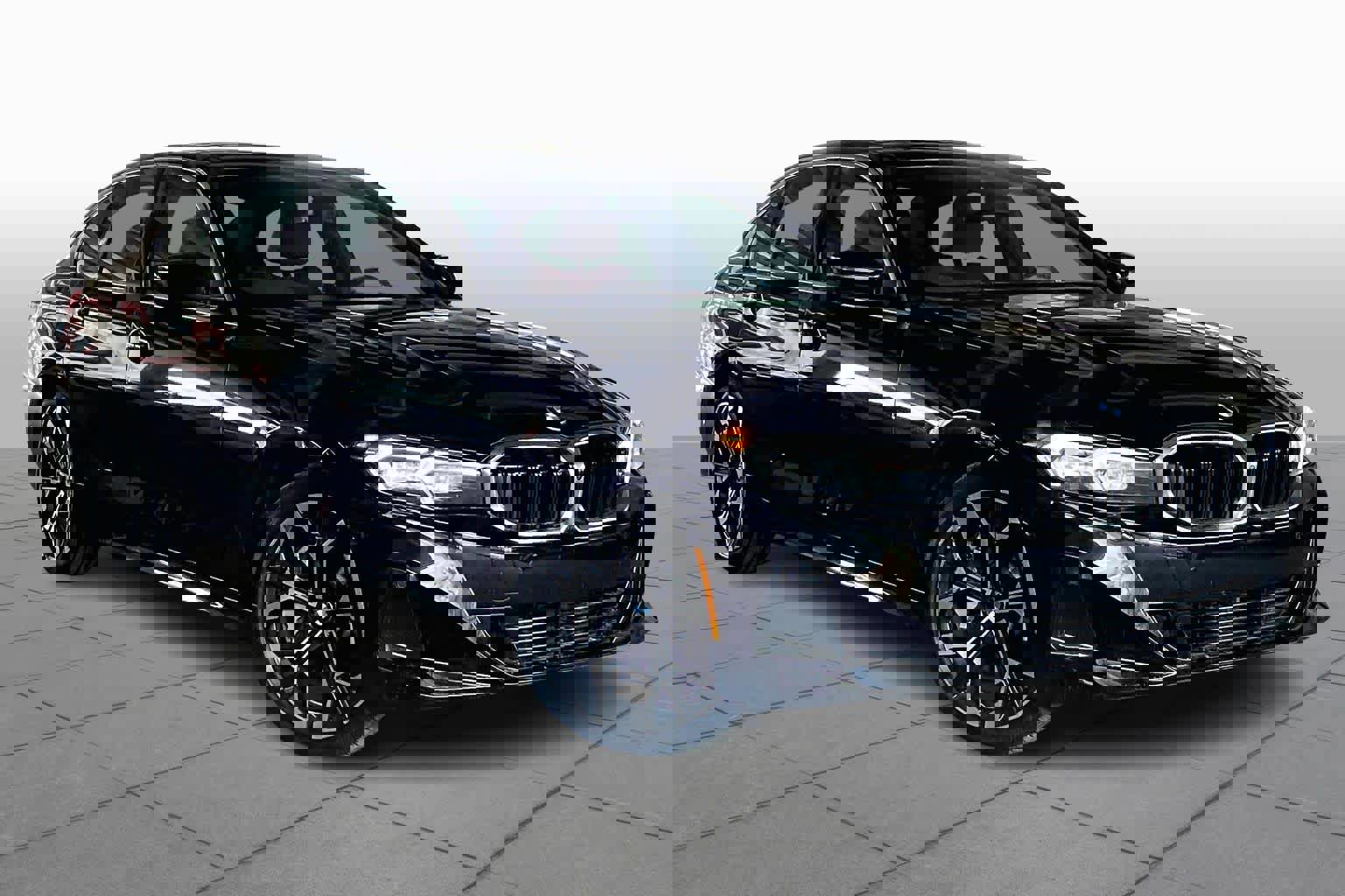 Used 2025 BMW 330i Sedan image 2