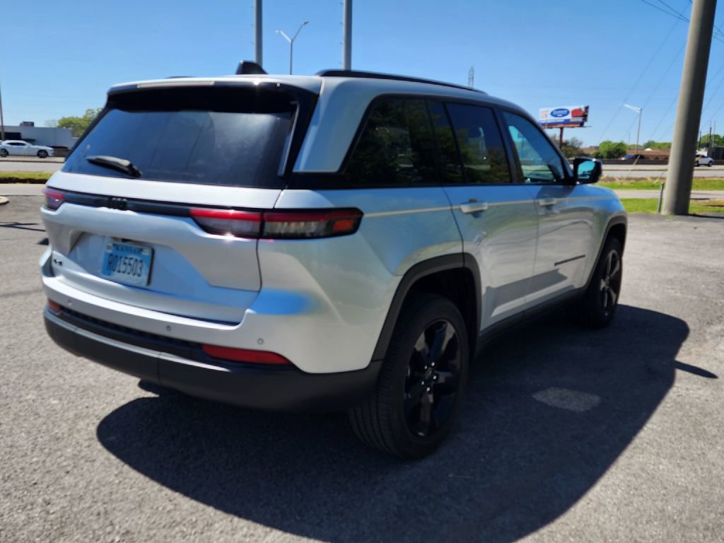Used 2023 Jeep Grand Cherokee Altitude image 4