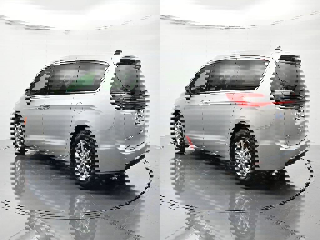 New 2026 Chrysler Pacifica Select image 7