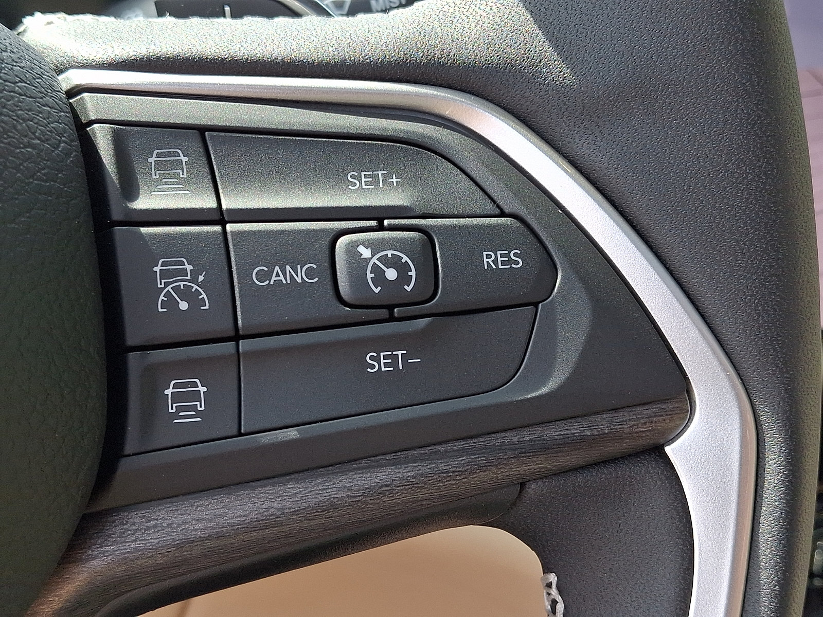 Used 2025 Jeep Grand Cherokee Limited AWD/4WD image 21