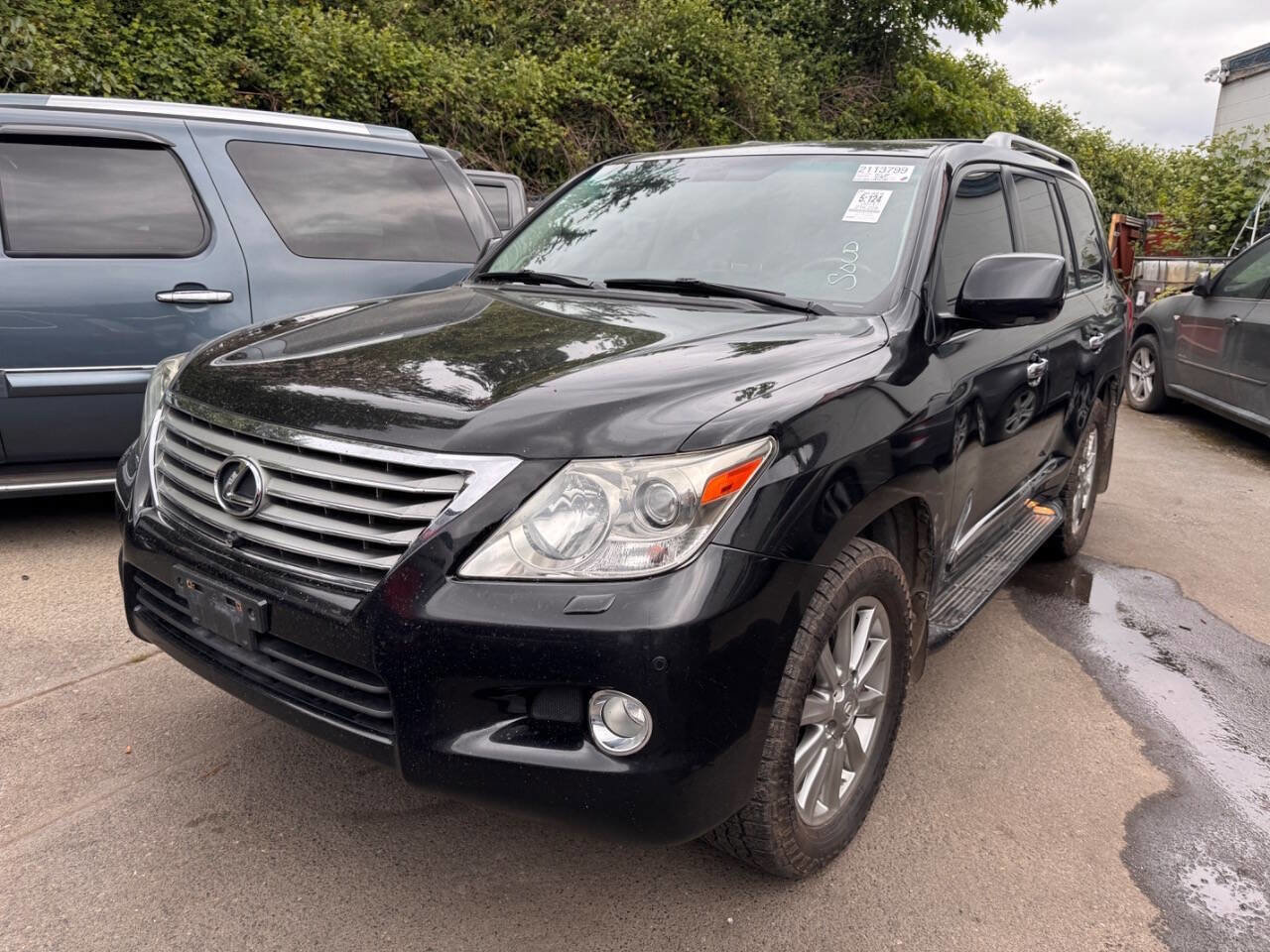 Used 2011 Lexus LX 570 4WD w/ Luxury Pkg image 1