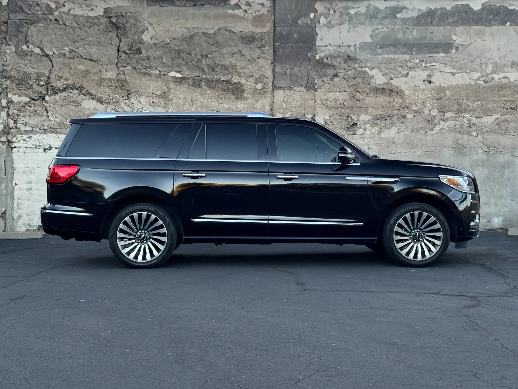 Used 2019 Lincoln Navigator L Reserve AWD/4WD image 3