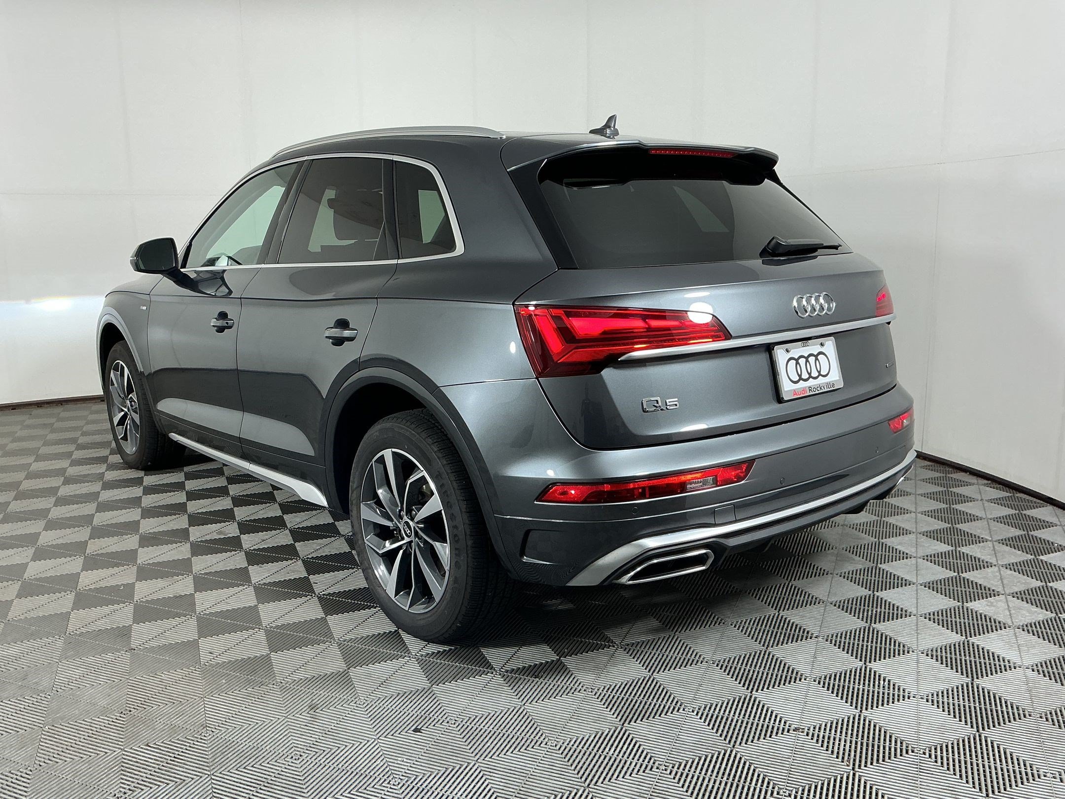 Used 2023 Audi Q5 2.0T Premium w/ Convenience Package AWD/4WD image 3