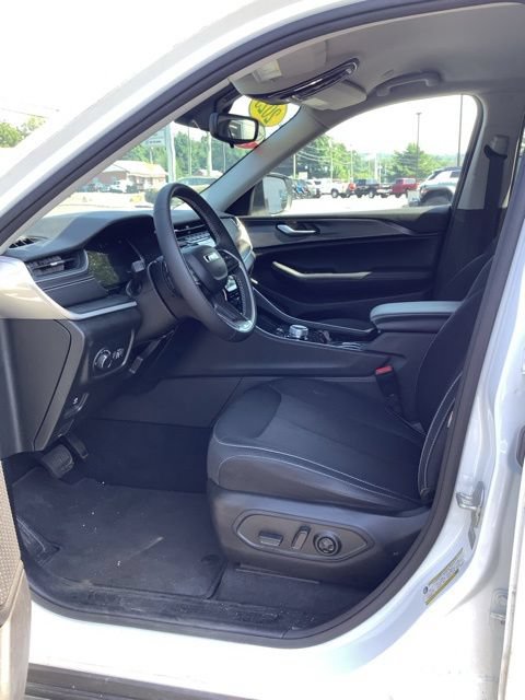 Certified 2023 Jeep Grand Cherokee Laredo AWD/4WD image 13