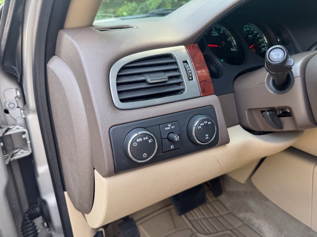 Used 2009 Chevrolet Suburban LT AWD/4WD image 11