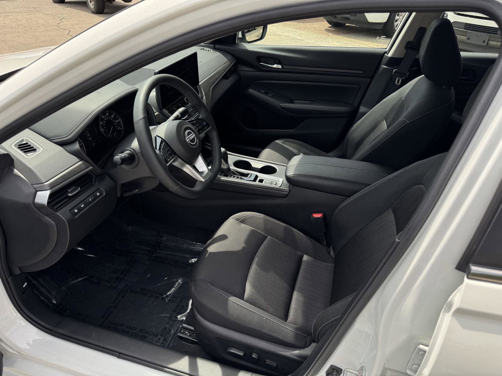 Used 2025 Nissan Altima 2.5 SV w/ SV Premium Package FWD image 2