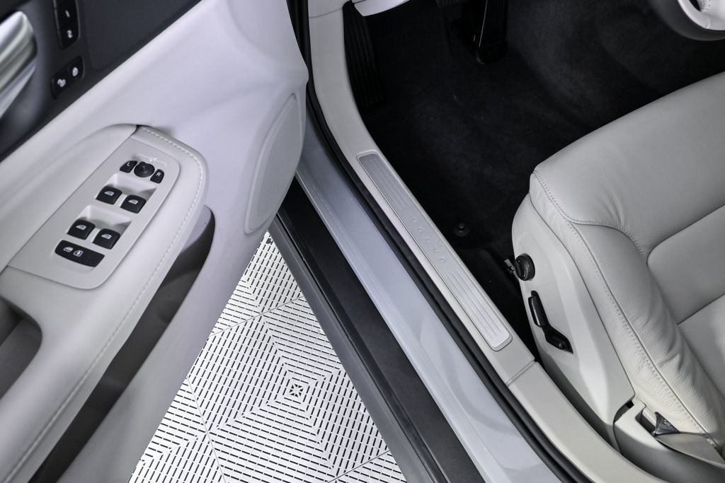 Certified 2025 Volvo V60 B5 Cross Country Plus image 9