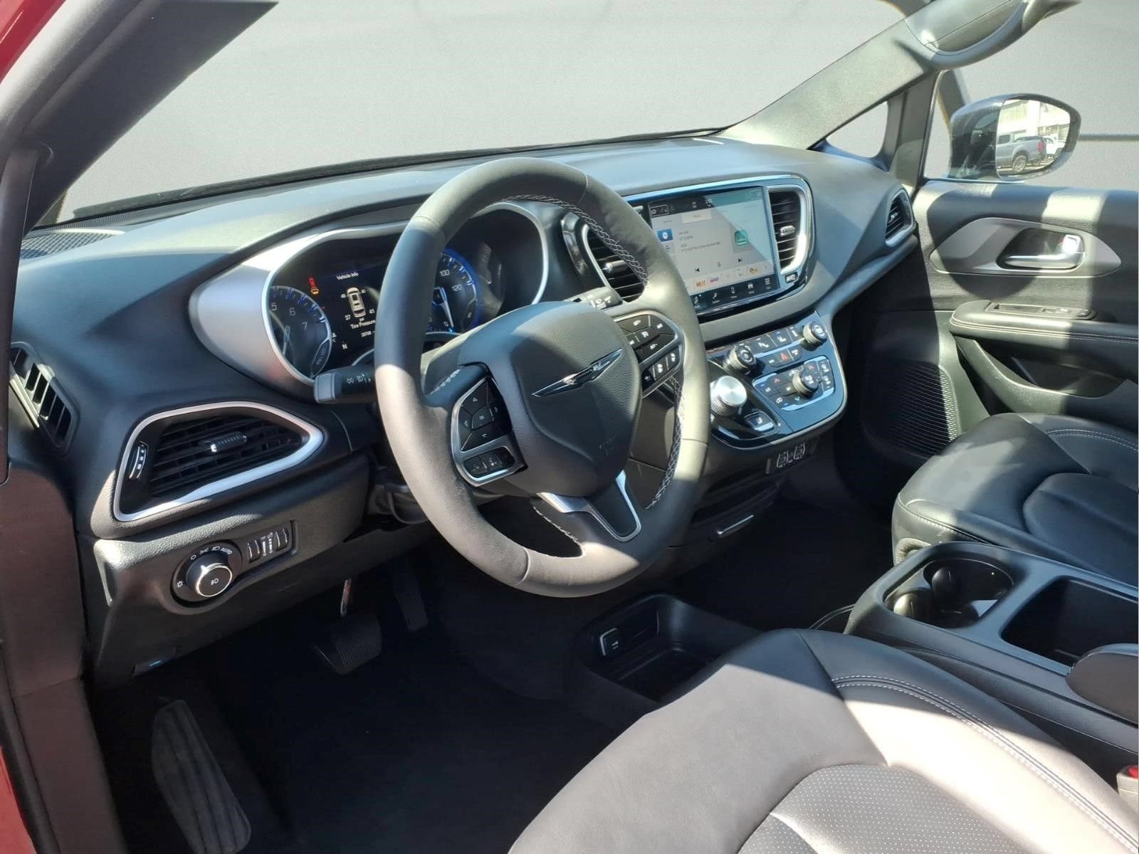 Used 2025 Chrysler Pacifica Select FWD image 7