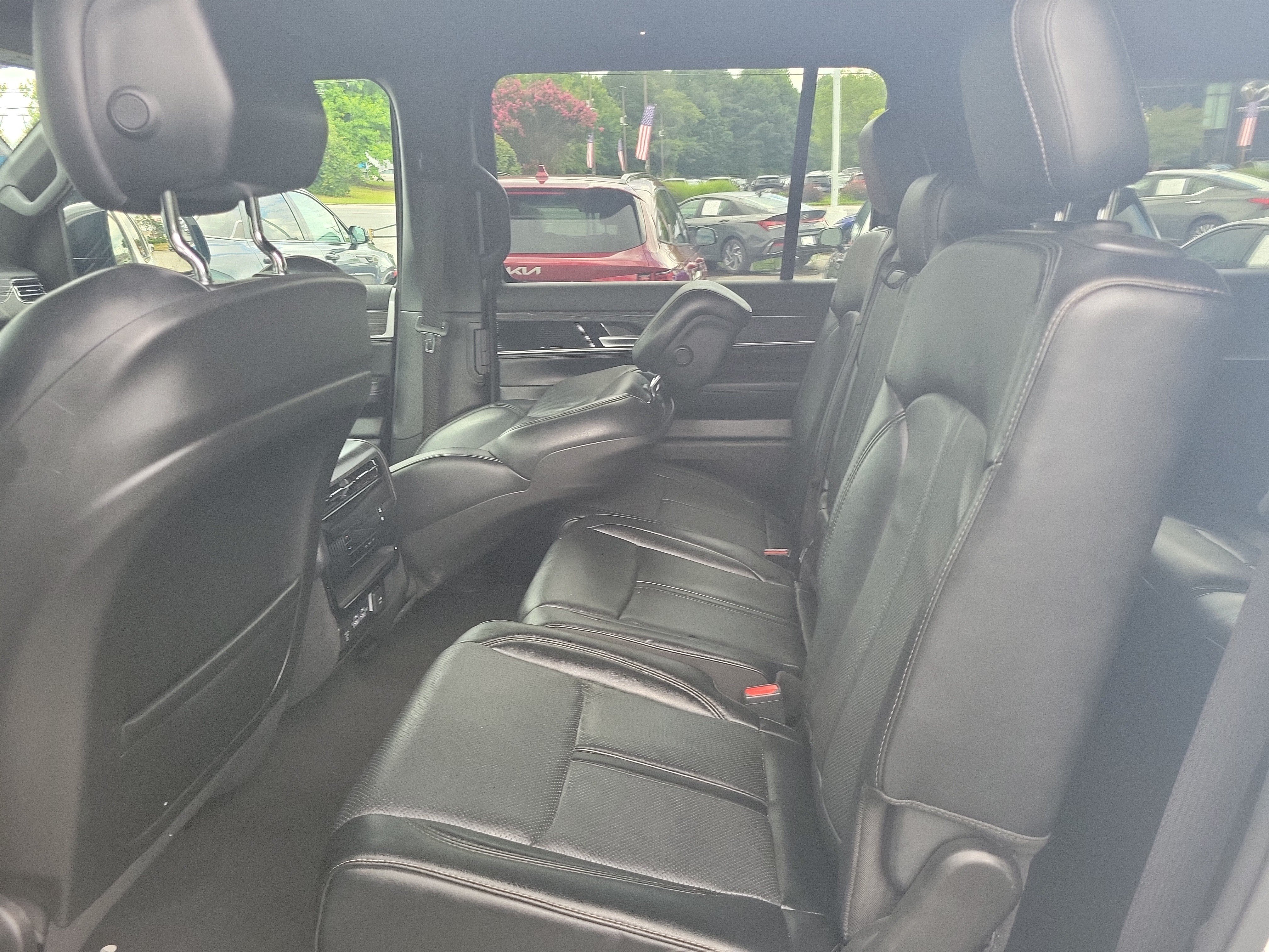 Used 2024 Jeep Wagoneer L Series II RWD image 10