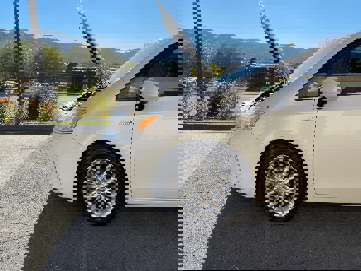 Used 2012 Toyota Prius V Five FWD image 32