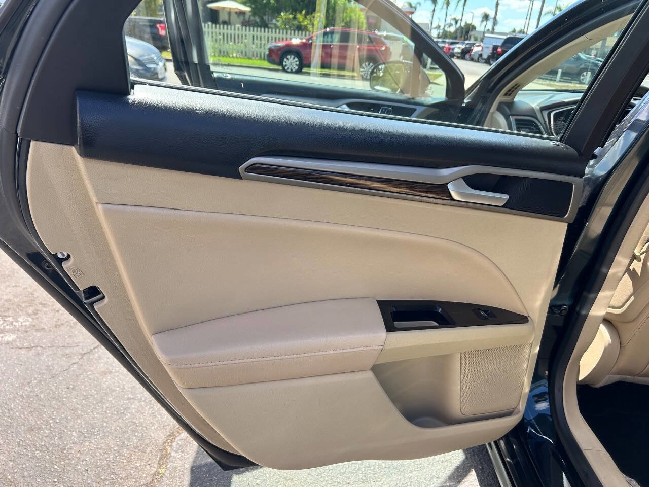 Used 2014 Ford Fusion SE w/ Equipment Group 202A FWD image 11