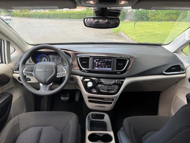 Used 2023 Chrysler Voyager LX FWD image 17