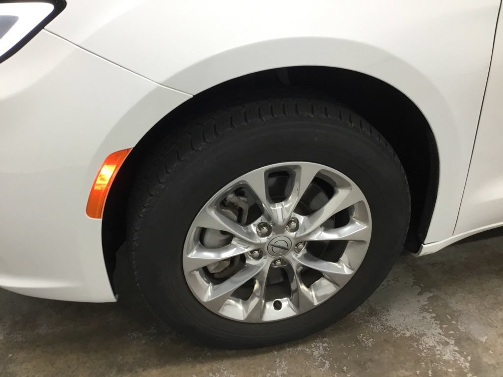 Used 2023 Chrysler Pacifica Touring-L AWD/4WD image 4