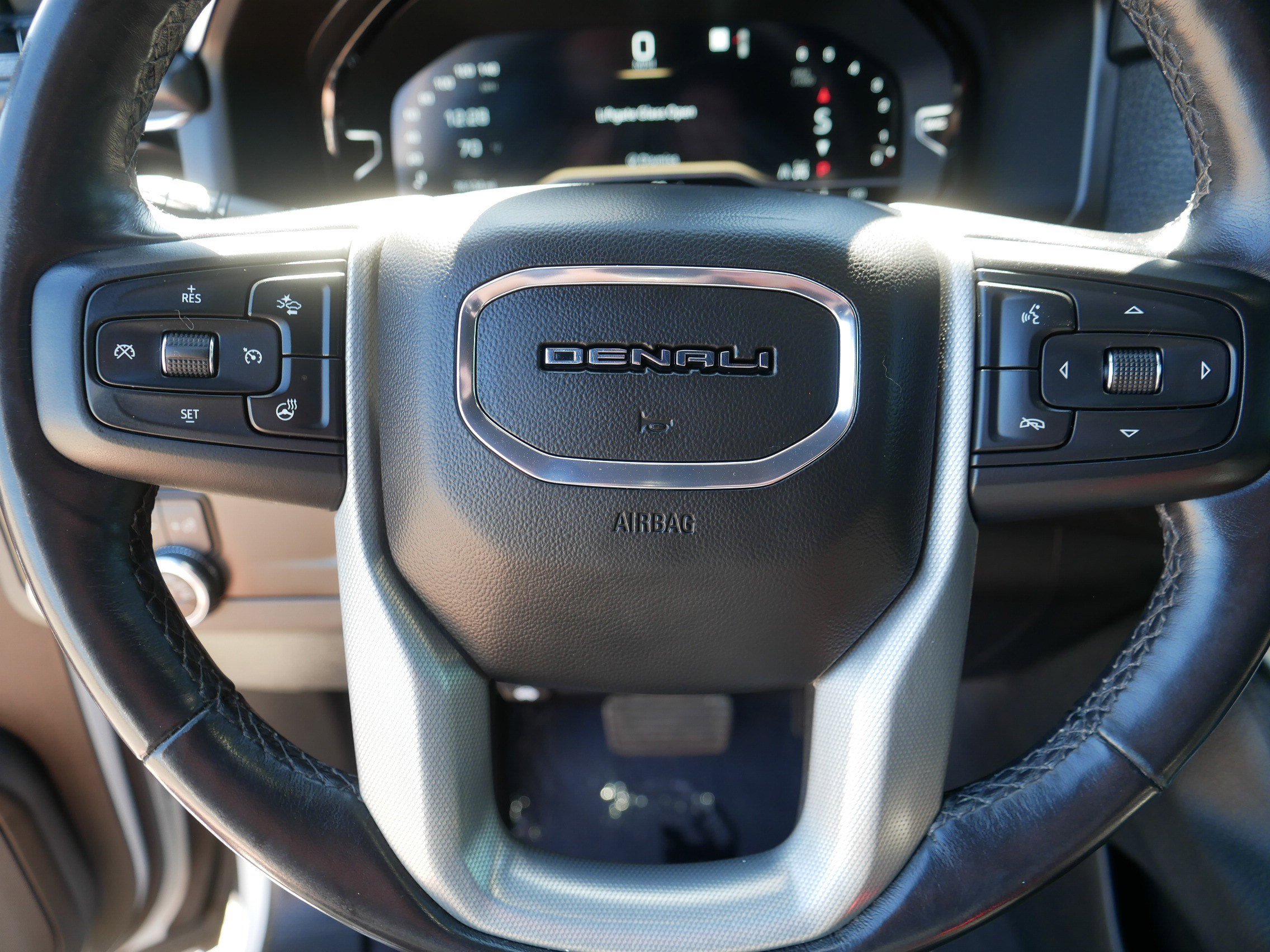 Used 2022 GMC Yukon XL Denali image 25