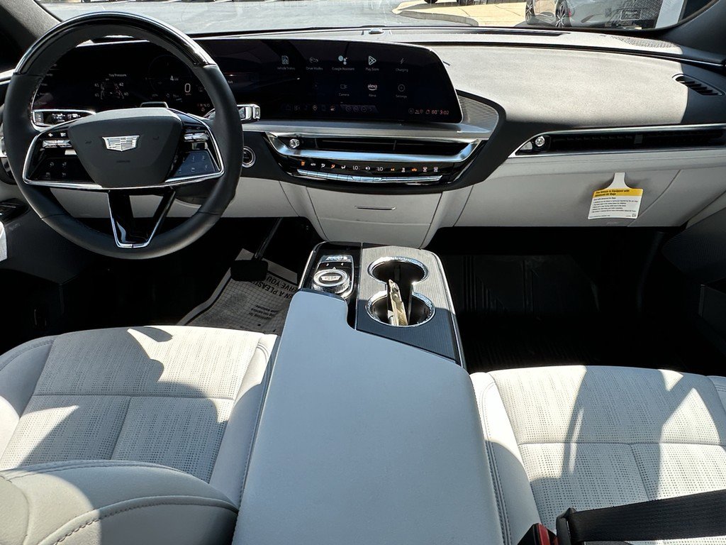 New 2025 Cadillac Lyriq Luxury w/ LPO, Floor Liner Package AWD/4WD image 10