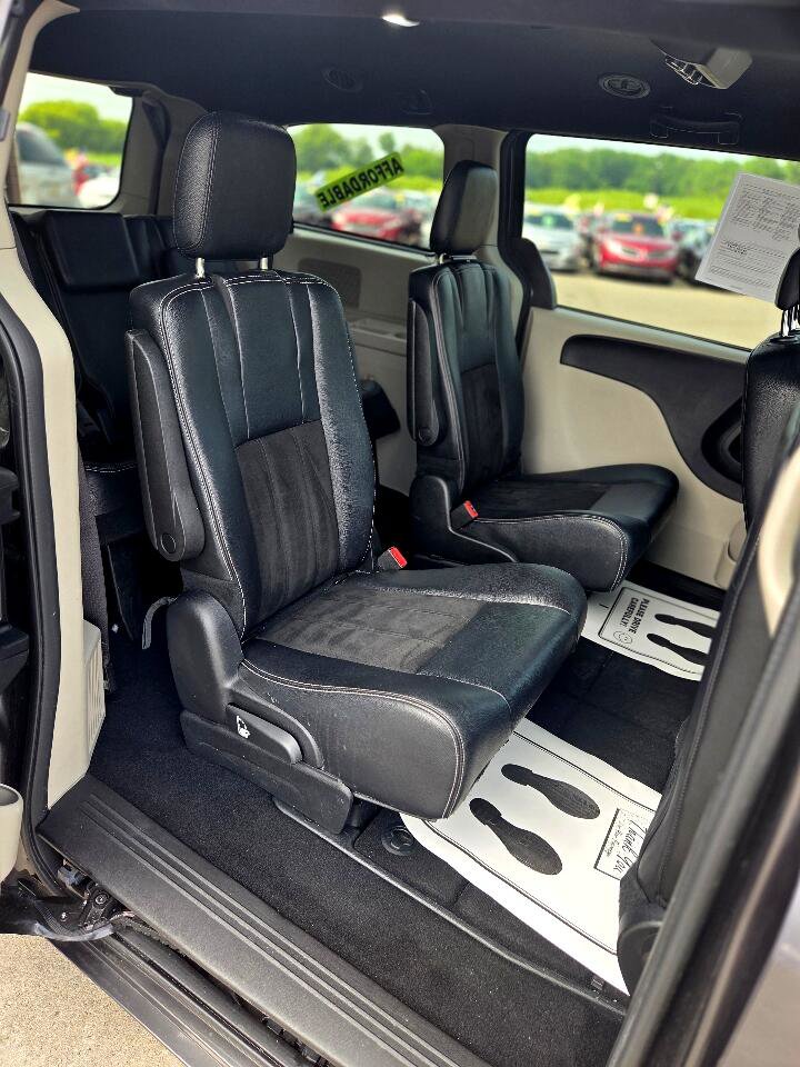 Used 2019 Dodge Grand Caravan SXT image 12