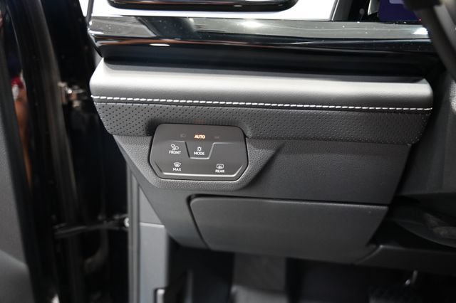 Used 2024 Volkswagen Atlas Cross Sport SE AWD/4WD image 25