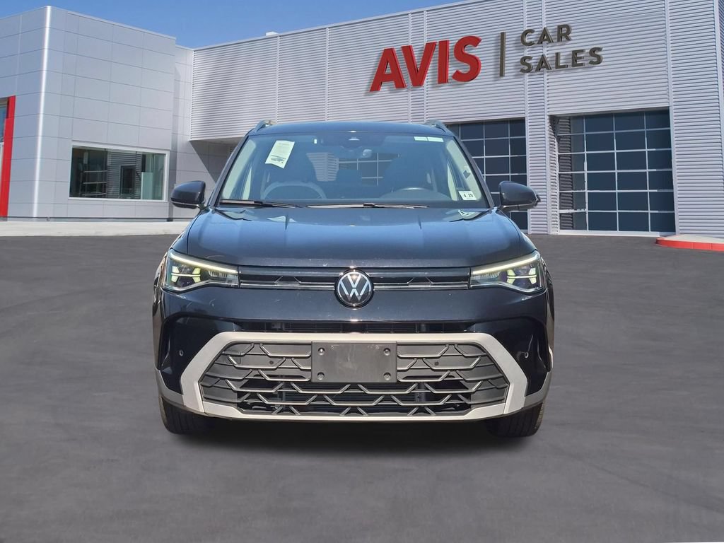 Used 2025 Volkswagen Taos SE AWD/4WD image 2