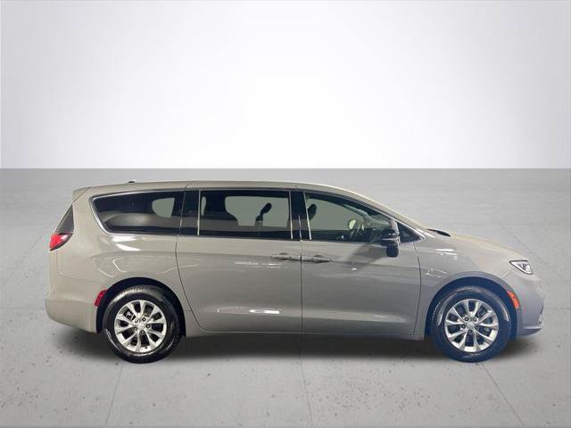 Certified 2025 Chrysler Pacifica Select AWD/4WD image 6