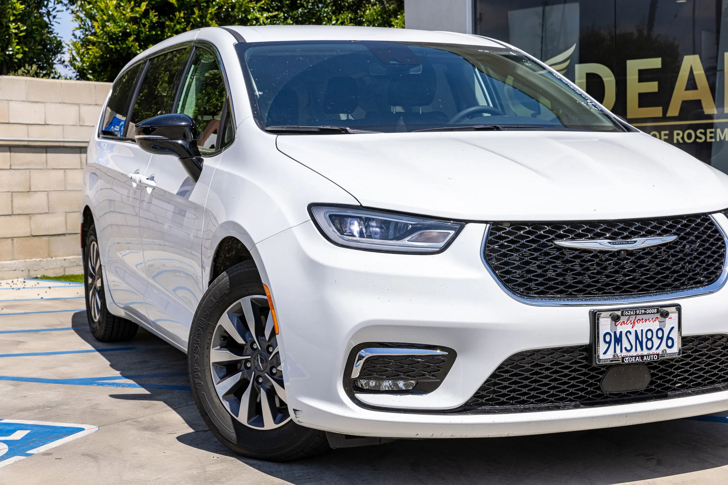 Used 2024 Chrysler Pacifica Limited FWD image 3
