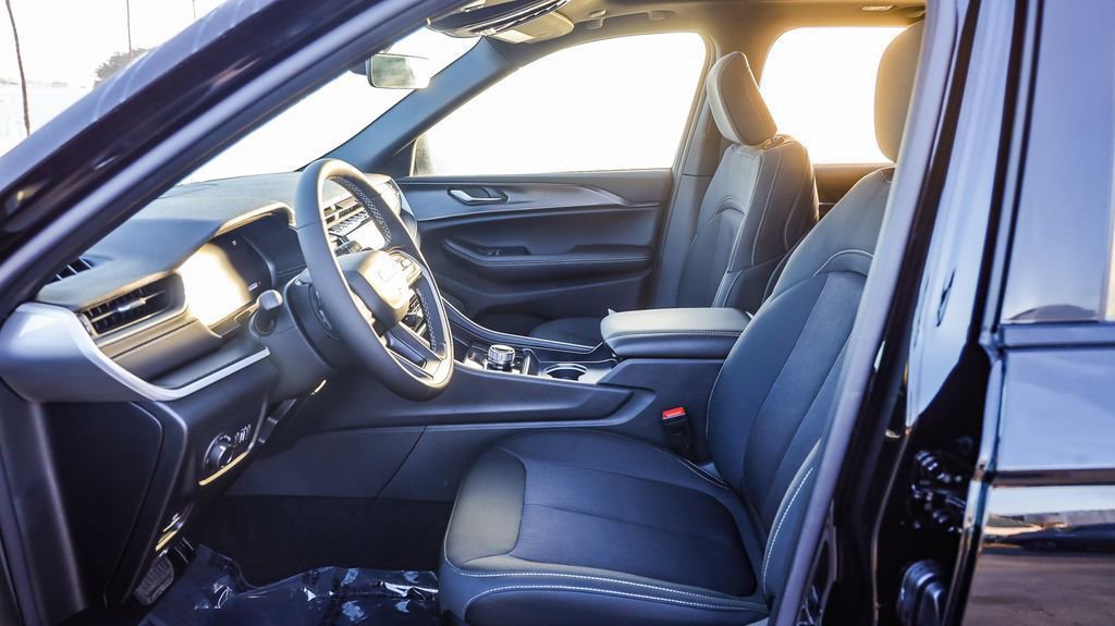 New 2025 Jeep Grand Cherokee Laredo X w/ Luxury Tech Group I image 19