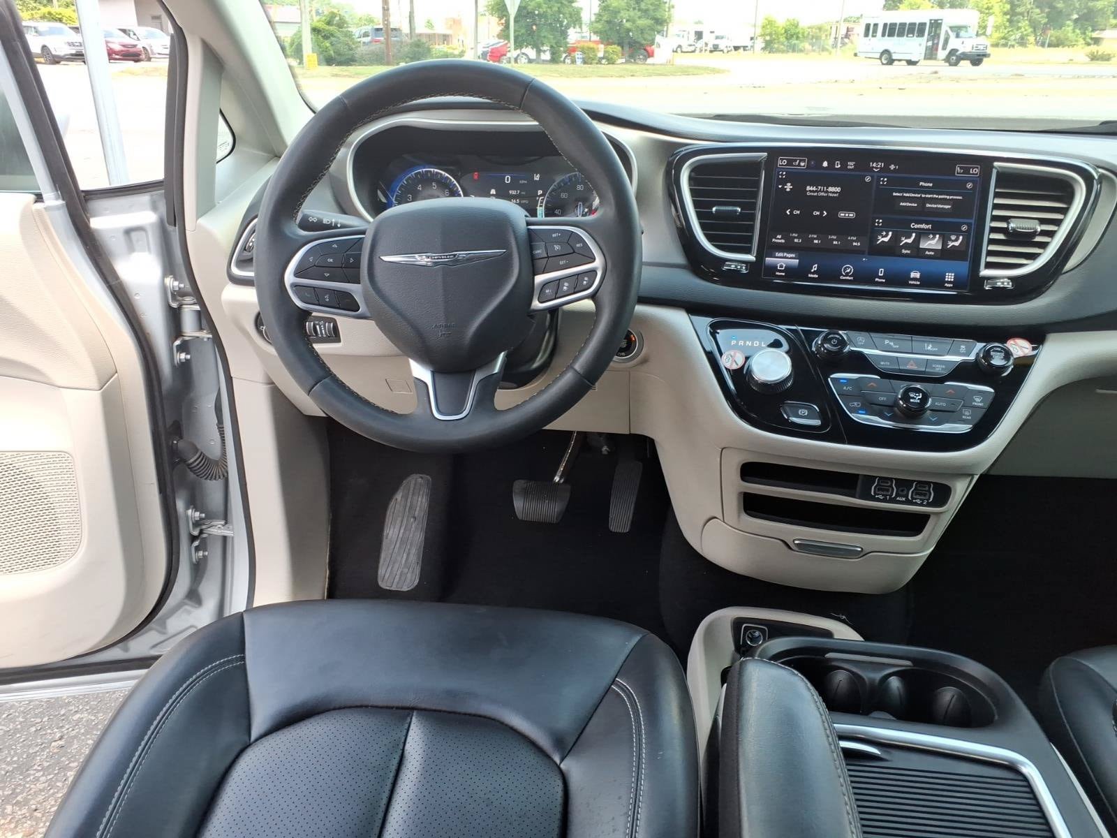Used 2023 Chrysler Pacifica Touring-L FWD image 12