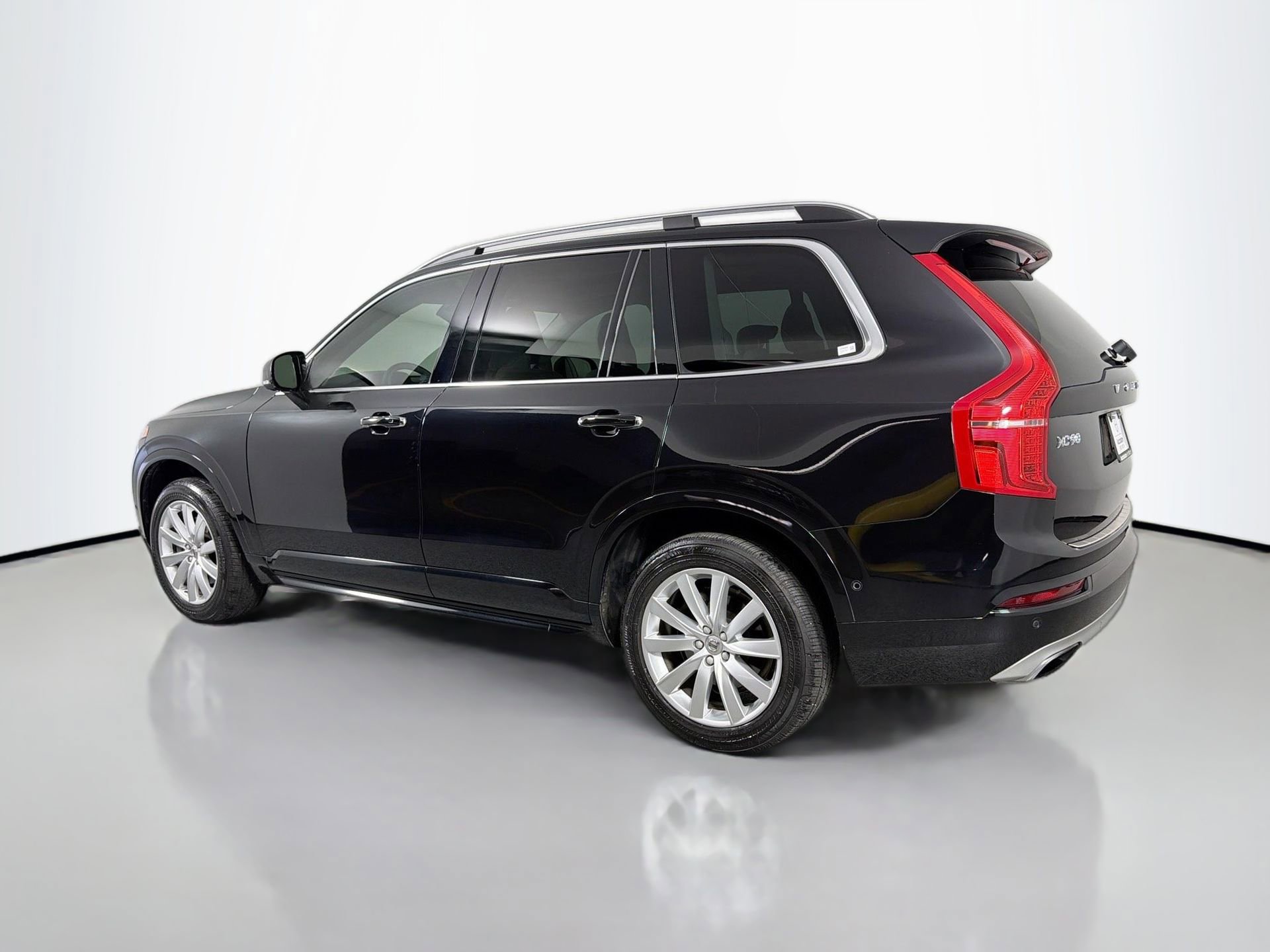 Used 2017 Volvo XC90 T6 Momentum w/ Vision Package image 8