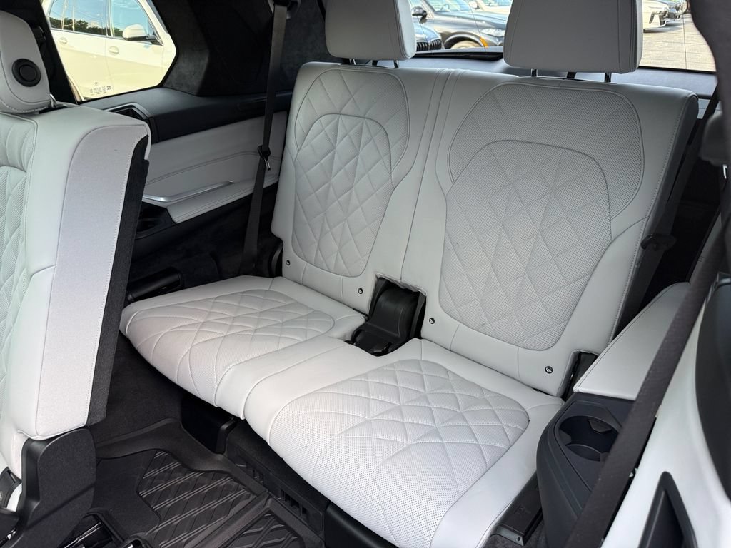 Used 2025 BMW X7 xDrive40i w/ M Sport Package AWD/4WD image 37