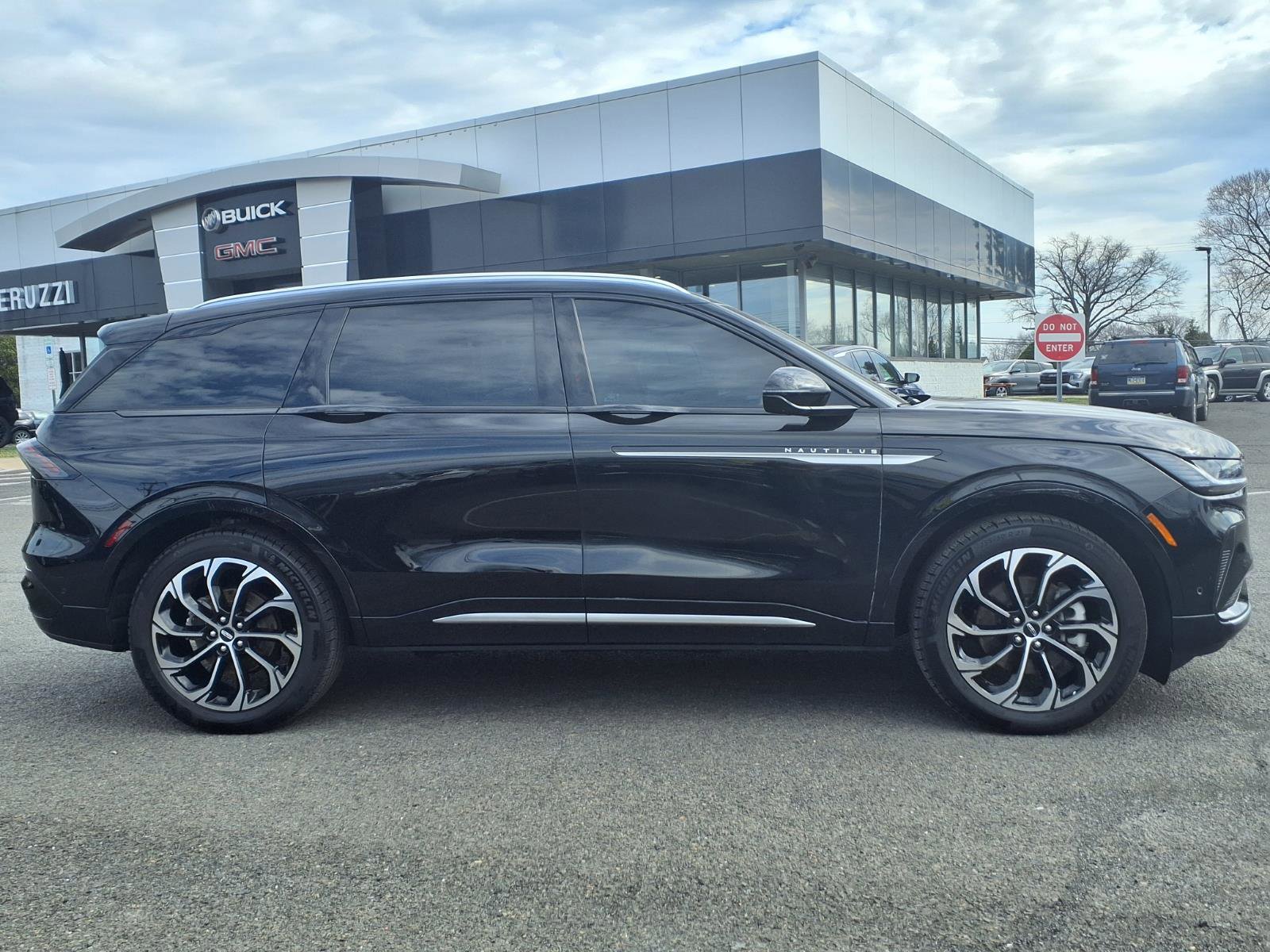 Used 2024 Lincoln Nautilus Reserve w/ Equipment Group 202A image 2