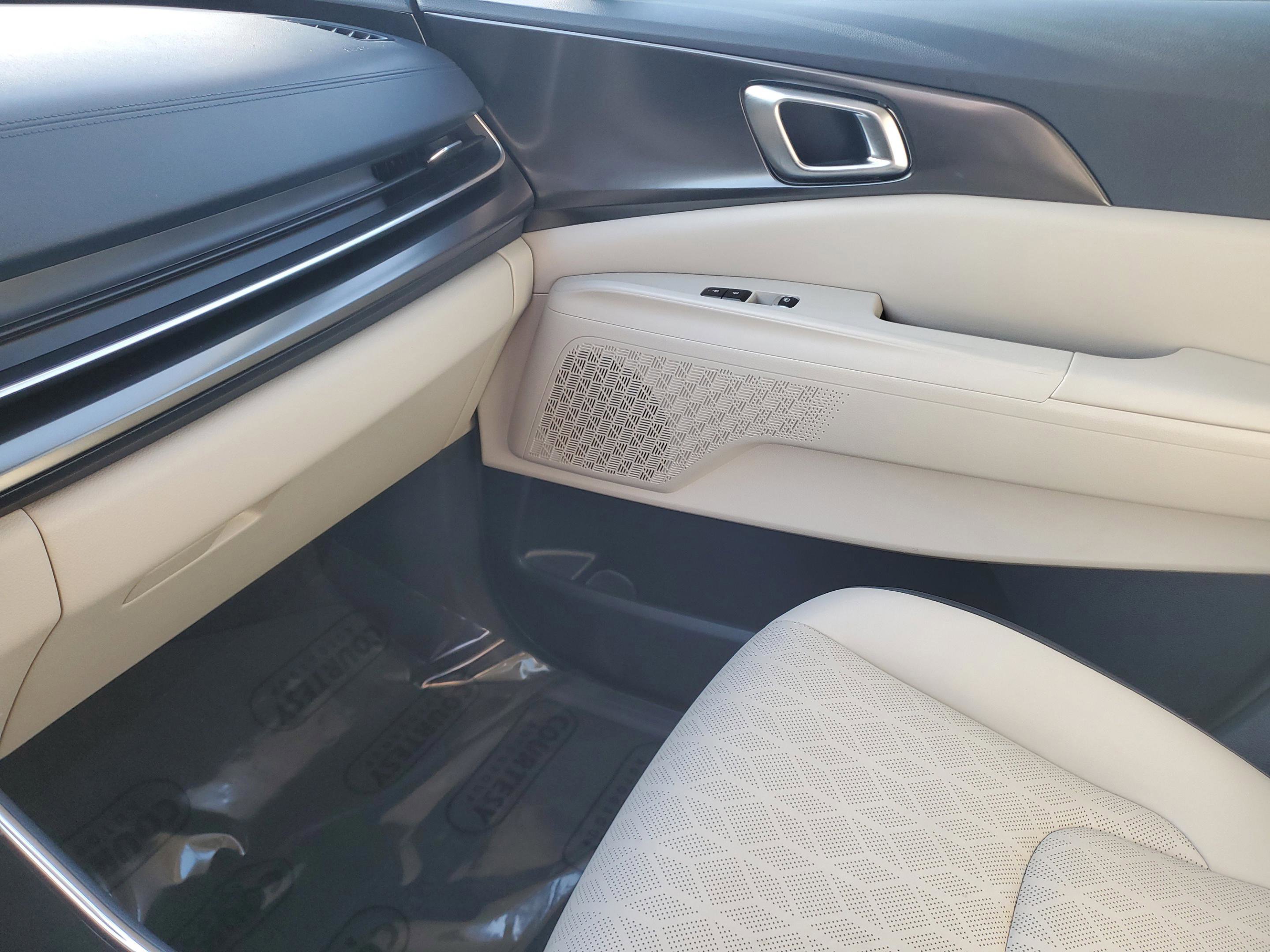 Certified 2025 Kia Carnival SX w/ SX Dark Edition Package image 24