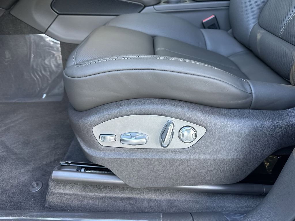 Used 2026 Porsche Macan image 8