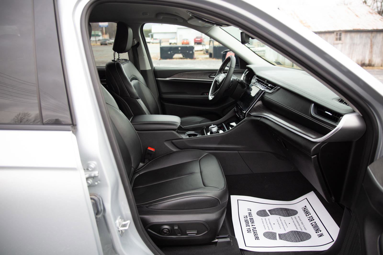 Used 2024 Jeep Grand Cherokee Limited w/ Black Appearance Package image 23