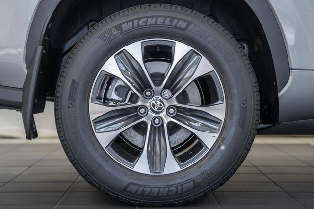 New 2025 Toyota Highlander XLE image 18