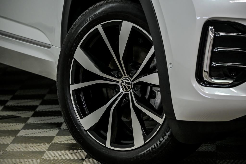 Certified 2025 Volkswagen Atlas SEL Premium R-Line image 3