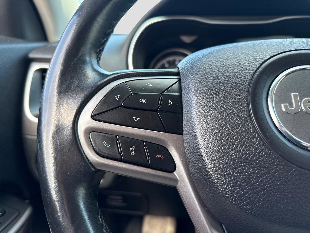 Used 2019 Jeep Cherokee Latitude Plus AWD/4WD image 16