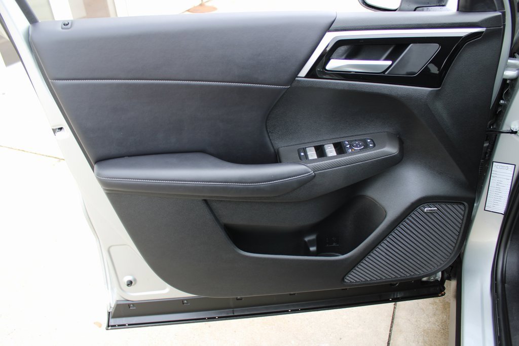 Used 2025 Mitsubishi Outlander SE image 9