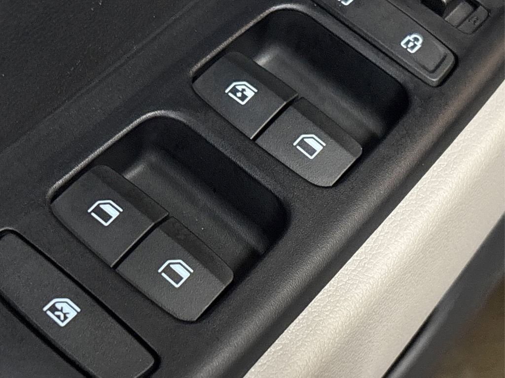 Certified 2025 Hyundai Venue SEL image 31