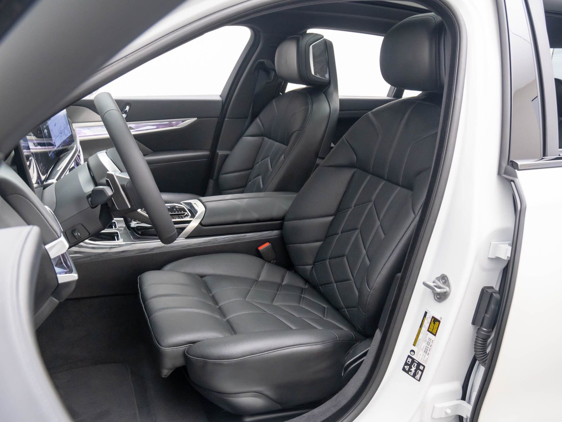 Used 2025 BMW 760i xDrive image 16