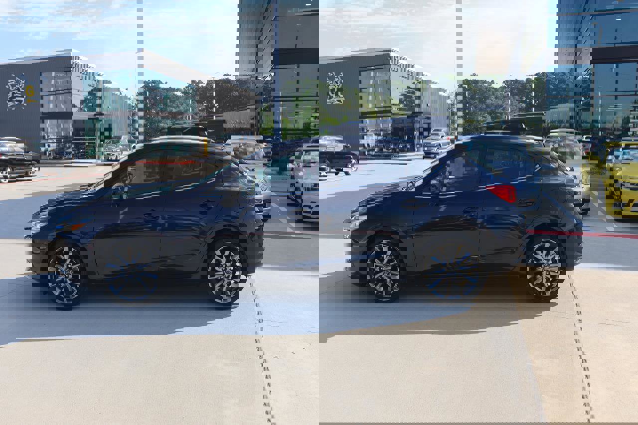 Used 2018 MAZDA MAZDA3 Touring image 2