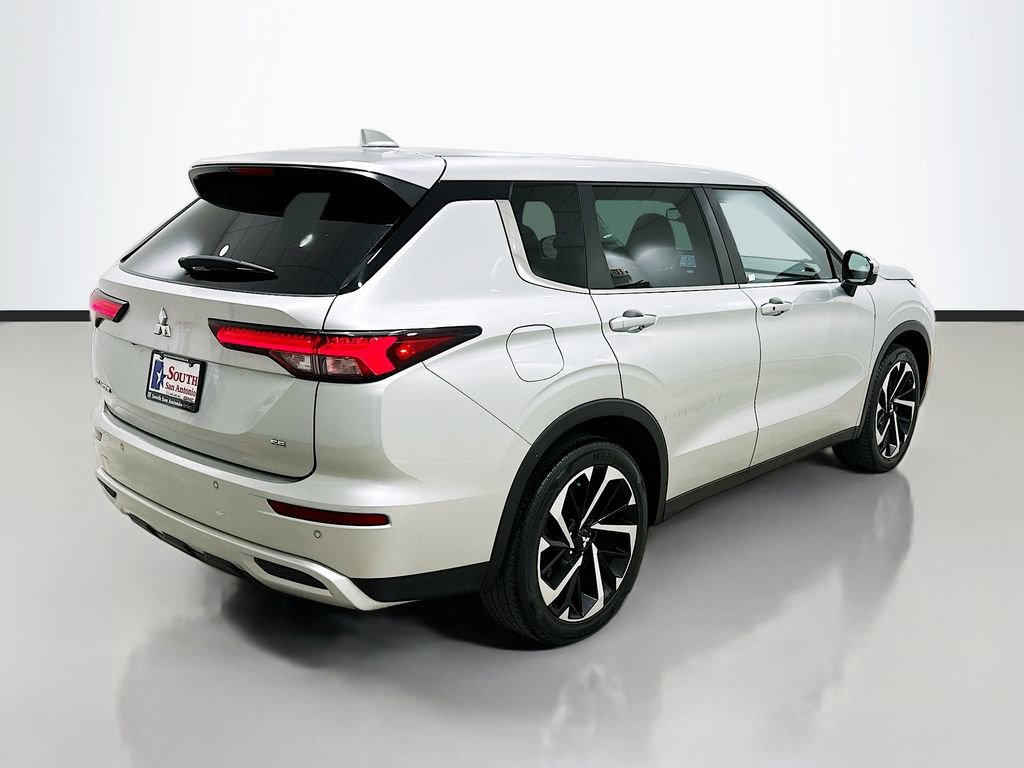 Used 2023 Mitsubishi Outlander SE image 7