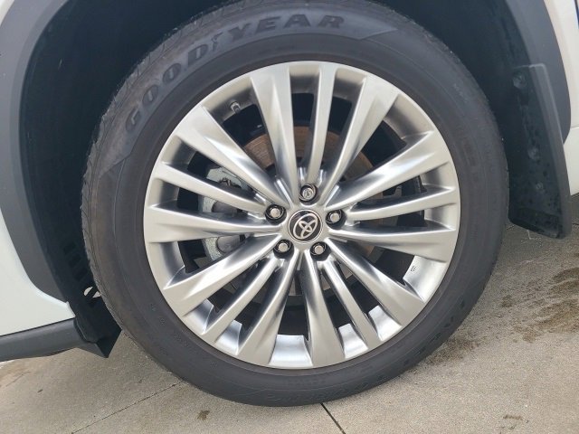 Used 2023 Toyota Highlander Platinum image 12