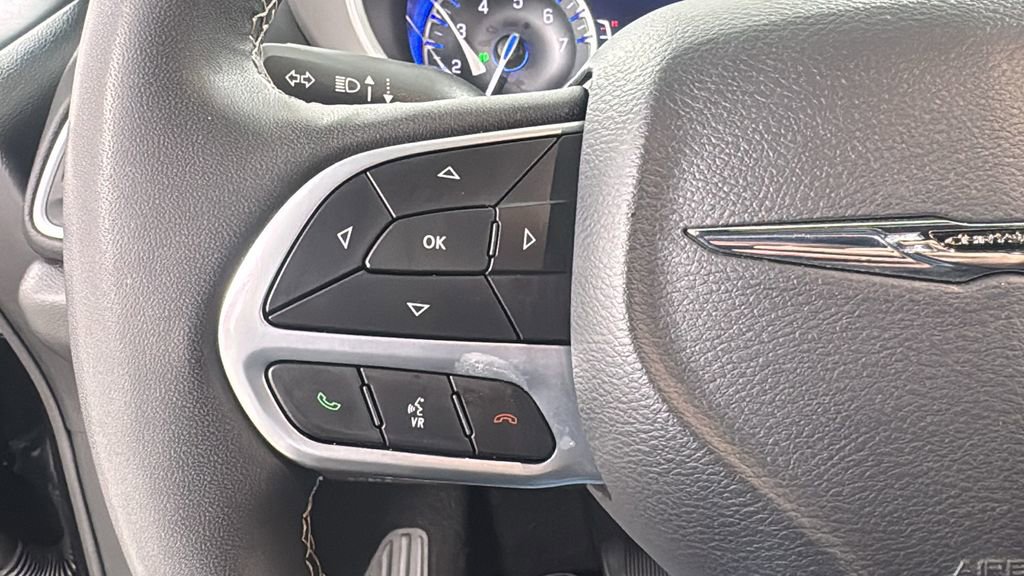 Used 2025 Chrysler Pacifica Select image 24