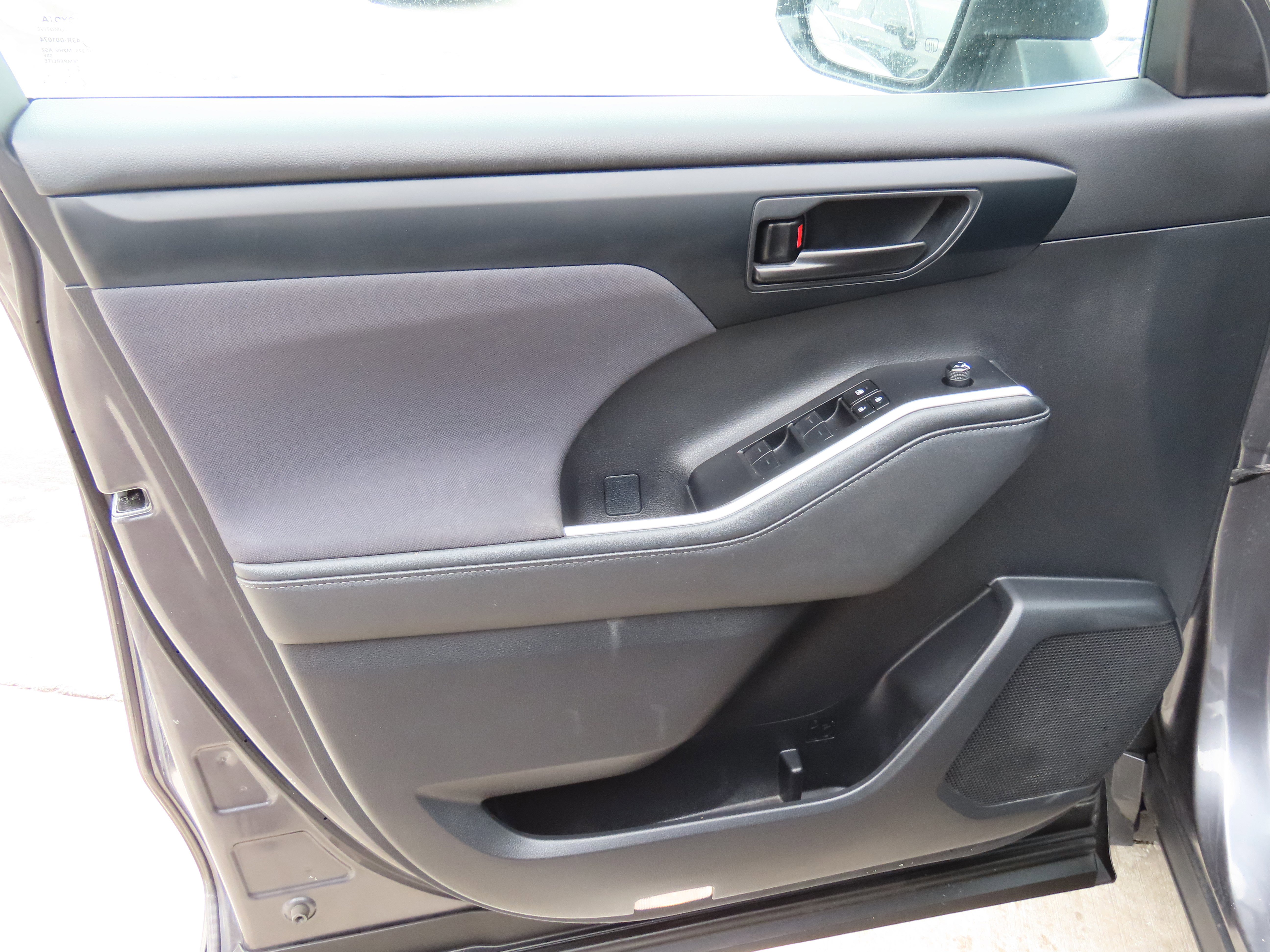 Used 2024 Toyota Highlander LE image 23