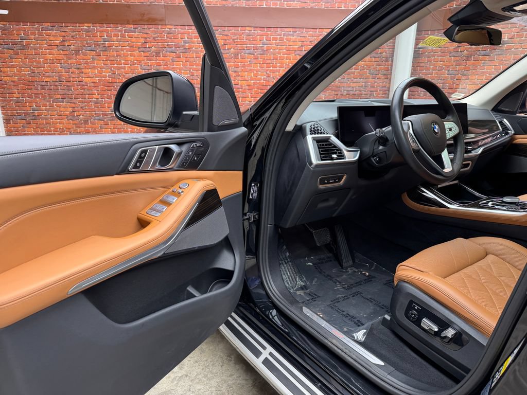 Used 2024 BMW X7 xDrive40i w/ Premium Package AWD/4WD image 9