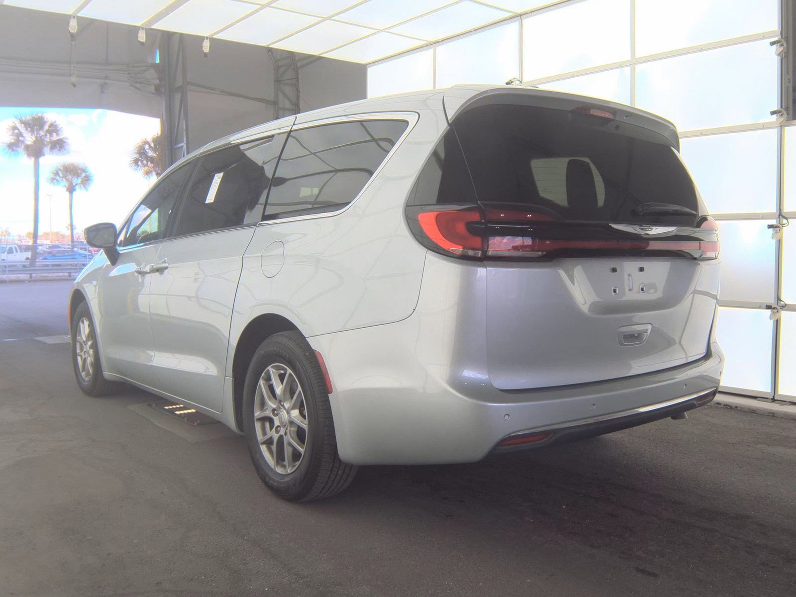 Used 2026 Chrysler Pacifica Select image 7